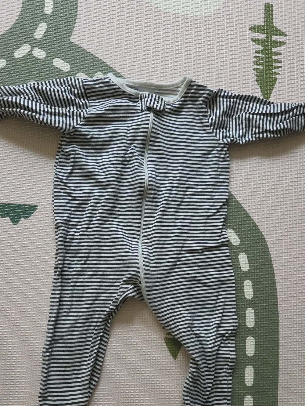 💙6-9M PJs Striped Long-Sleeve Zip One-Piece for Kids - Black & White Pajama